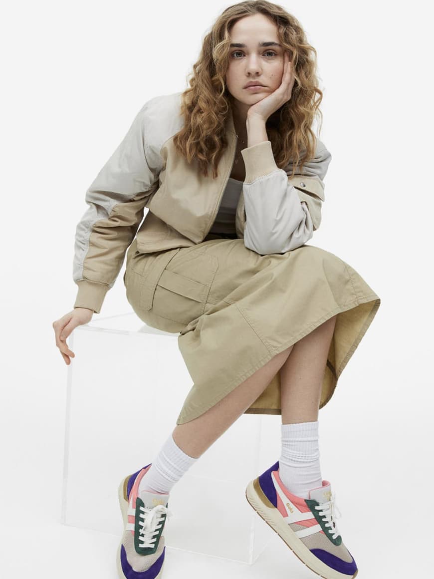 H&M Look mit Cargo Rock und Sneakern