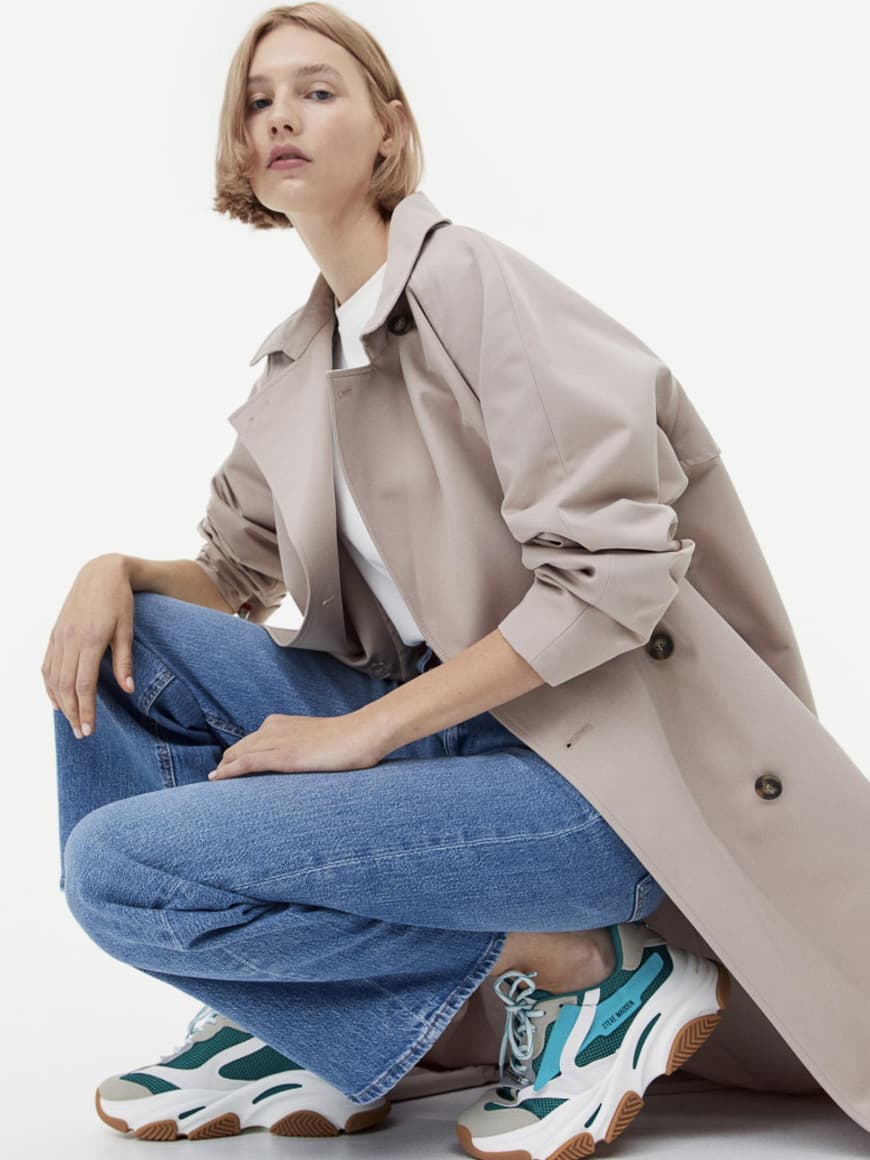 Look mit Sneakern und Trenchcoat