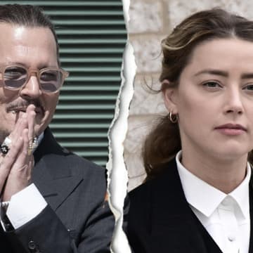 Johnny Depp lächelt und schlägt seine Hände zusammen. Amber schaut ernst