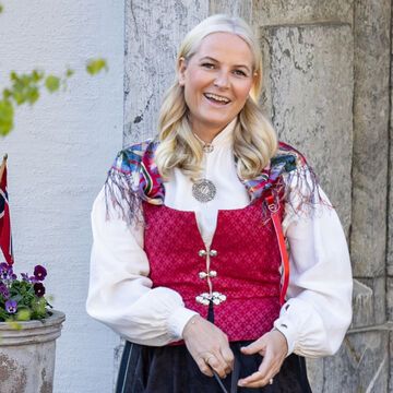 Mette-Marit von Norwegen lacht