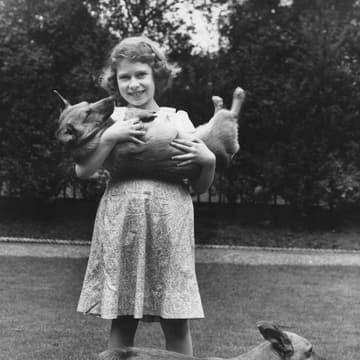 die Queen als Kind mit zwei Corgis