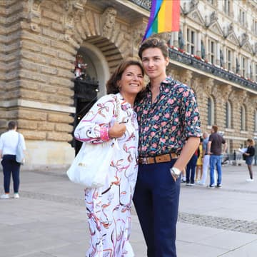 Claudia Obert und Max Suhr kuscheln.