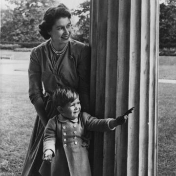 König Charles III. als kleiner Junge mit seiner Mutter Queen Elizabeth II. 
