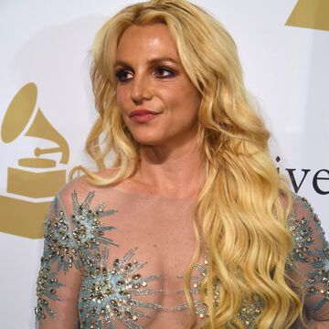 Britney Spears schaut ernst zur Seite mit leichtem Schmunzeln