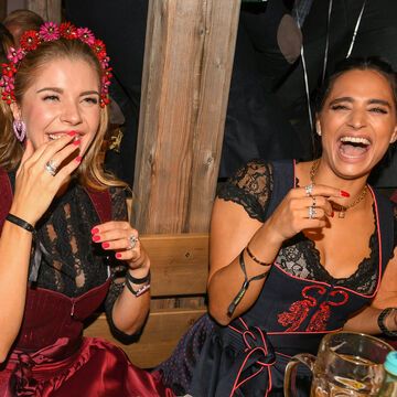 Stars auf dem Münchner Oktoberfest 2022: Victoria Swarovski und Amira Pocher ausgelassen im Dirndl