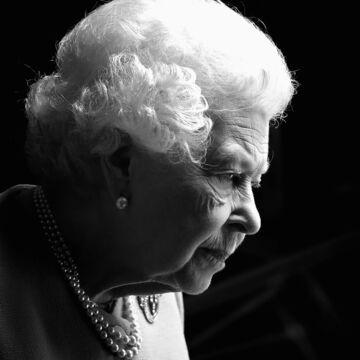 Queen Elizabeth II. schwarzweiß, sie blickt ernst