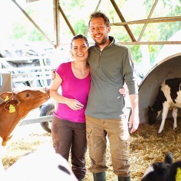 "Bauer sucht Frau" 2022 - Folge 6 - Arne und Antje Arm in Arm bei ihren Kälbern