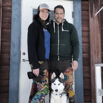 Die "Goodbye Deutschland"-Auswanderer Julia und Sven vor ihrem Haus in Lappland.