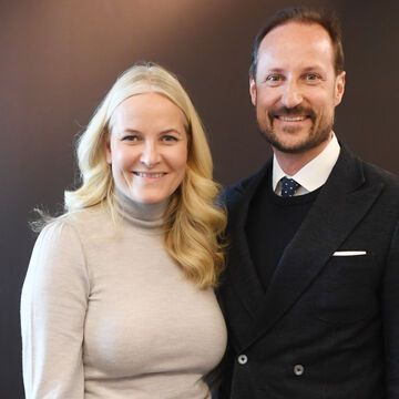 Prinz Haakon und Prinzessin Mette-Marit von Norwegen lächeln freundlich