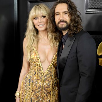 Heidi Klum und Tom Kaulitz stehen nebeneinander bei den Grammys und lächeln in die Kamera.