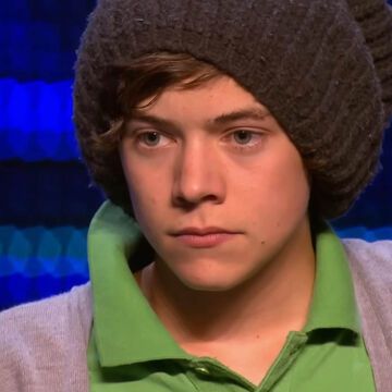 Harry Styles bei X Factor 2010 guckt ernst mit Mütze auf 
