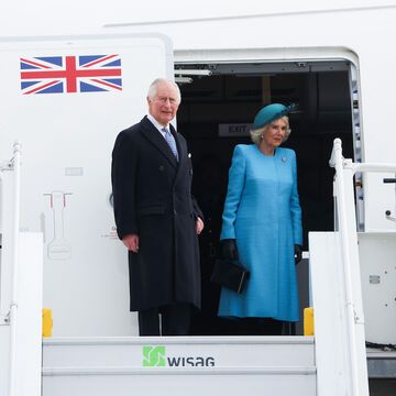 König Charles und Königin Camilla steigen aus Flugzeug