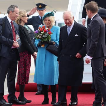 König Charles und Königin Camilla werden am BER begrüßt