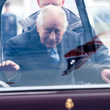 König Charles steigt ins Auto beim BER
