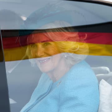 Königin Charles lächelt aus dem Auto