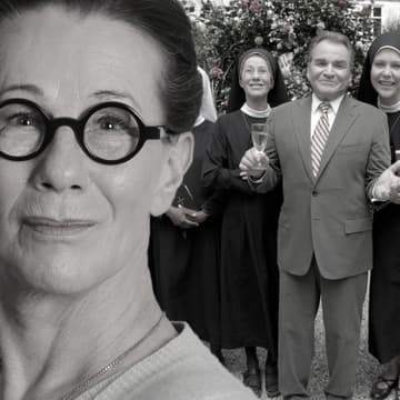 Karin Gregorek mit Brille, daneben der gesamte "Um Himmels Willen"-Cast