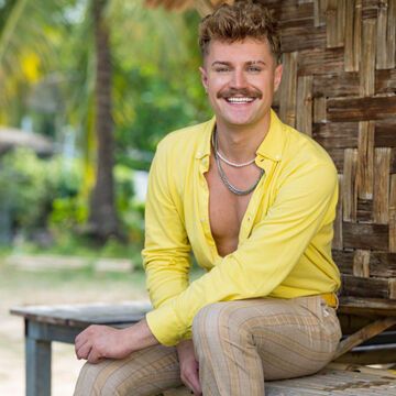 "Charming Boys"-Kandidat Aaron Königs lächelt am Strand