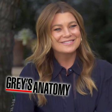 Ellen Pompeo grinst, vor ihr schwebt das "Grey's Anatomy"-Logo