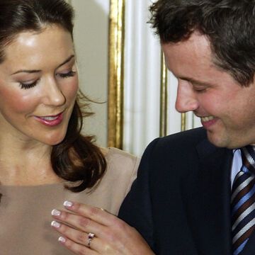 Prinzessin Mary und Prinz Frederik geben im Jahr 2003 ihre Verlobung bekannt. 