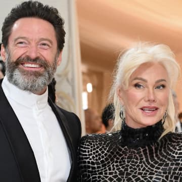 Hugh Jackman und Ehefrau Deborra Lee Furness strahlen in die Kamera.