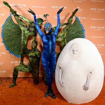 Heidi Klum Halloween 2023 als Pfau mit Tom Kaulitz als Ei