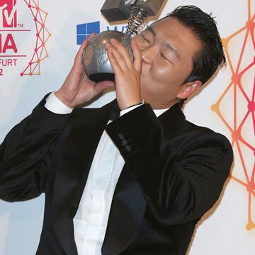Psy mit seinem "MTV Europe Music Award". Den Preis bekam er in Frankfurt verliehen - für das "Beste Video"