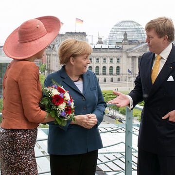Zuerst ging es zu Bundeskanzlerin Angela Merkel, die dem Königspaarauf der Terrasse des Bundeskanzleramts Berlin von oben zeigte