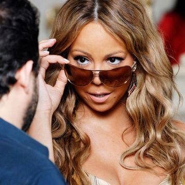 Diva Mariah Carey zeigt beim Videodreh zu ihrem neuen Song "Obsessed" ihre Wandelbarkeit. Und nicht in jedem Outfit erkennt man die Sängerin sofort. Hier sehen Sie die schönsten Bilder