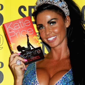 Typisch Katie Price! In einem extrem knappen Outfit stellte das selbst ernannte Luder am Donnerstag ihr neues Buch "Sapphire" in London vor