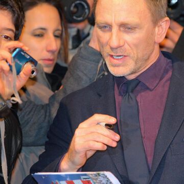 Kreischalarm am Cinestar im Sony Center: Für Hollywood-Star Daniel Craig standen die Fans Stunden in der Kälte