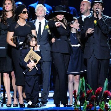 Die ganze Familie, Freunde und Angehörigen versammelten sich auf der Bühne und sangen gemeinsam Jackson Hit "We are the World"