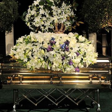 Am 03. September hat Michael Jackson endlich seine letzte Ruhe gefunden. Der "King of Pop" wurde auf dem "Forest Lawn"-Friedhof in Kalifornien beigesetzt. Sein goldener Sarg wurde mit üppigem Blumenschmuck und sogar einer Krone bedeckt