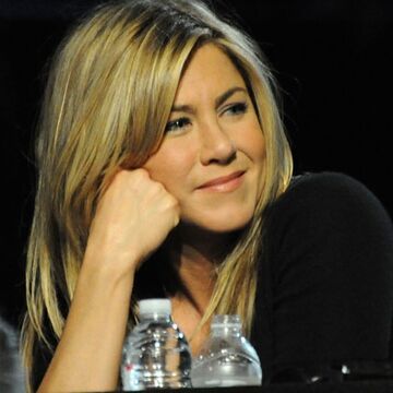 Jennifer Aniston sagte ihrem Freund und Initiator George Clooney sofort zu und nahm am Telefon die Spenden entgegen. Sie selbst spendete 500.000 Dollar
