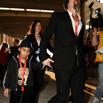 Brad Pitt und Maddox auf dem Weg ins Stadion