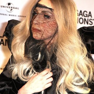 Lady GaGa in Berlin. Am 11. Mai nahm die schräge Künstlerin eine vierfache Platin-Auszeichnung entgegen. In ganz Deutschland hat sie insgesamt 800.000 Alben verkauft