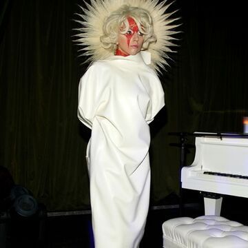 Lady GaGa noch eingehüllt in einem weißen Mantel. Extravagante Frisuren sind inzwischen zu ihrem Markenzeichen geworden