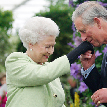Prinz William küsst Queen Elizabeth II. die Hand