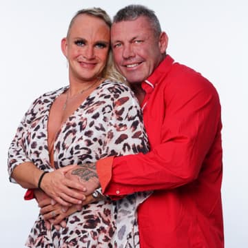 Caro und Andreas Robens umarmen sich