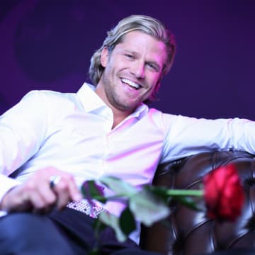 Bachelor Paul Janke mit Rose 