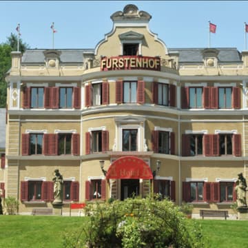 Sturm der Liebe Frontansicht vom Fürstenhof im Sommer vor grüner Wiese und blauem Himmel