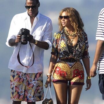"Schatz, hast du auch die Kamera dabei?" Während Beyonce ihre Kurven in kurzen Shorts zeigt, kümmert sich Jay-Z um die Technik