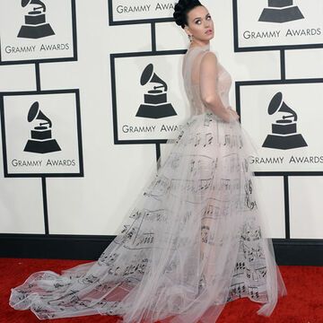 Willkommen bei den Grammy Awards 2014! Katy Perry passte sich mit ihrem Valentino-Kleid bestens dem Veranstaltungsthema an: Die Robe zierten Noten