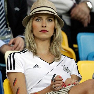 Sie sind die hübschen Glücksbringer unserer Fußball-Stars: Die Spielerfrauen! Wer bei der diesjährigen Fußball-EM in Polen und der Ukraine auf der VIP-Tribüne sitzt - OK! hat die Bilder!