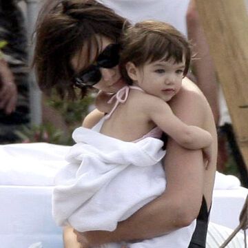 Suri Cruise auf den Armen ihrer Mutter Katie Holmes. Seit ihrer Geburt gehört sie zu den meist fotografierten Promi-Kindern der Welt