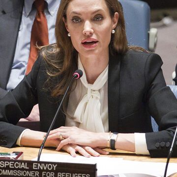 Jolie, selbst sechsfache Mutter, ist seit 2012 Sondergesandte des UN-Flüchtlingshilfswerks (UNHCR). Am 25. Juni 2013 hielt sie  ihre erste Rede vor dem höchsten UN-Gremium in New York