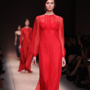Mmhh, lecker! Bei Valentino liefen die Models in erdbeerroten Entwürfen über den Laufsteg.
