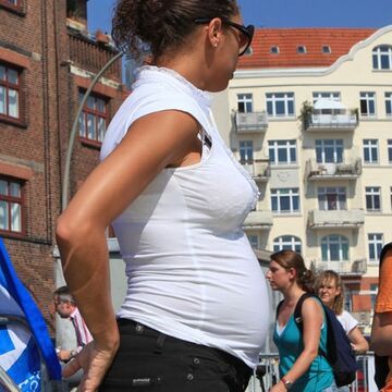 Ein schwedisches Forscherteam fand heraus: Mädchen machen werdende Mütter krank. Wer weiblichen Nachwuchs erwartet, leidet in den ersten Schwangerschaftswochen verstärkt unter Morgenübelkeit. Und genau das soll auch bei Lilly der Fall gewesen sein