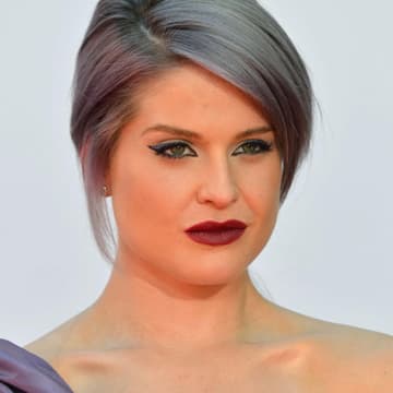 Kelly Osbourne trägt momentan nicht nur grau-violette Haare, sie setzt die angesagte Farbe auch auf ihre Lider. Mit den folgenden Produkten kann sich jeder ein bisschen Trend-Grau aufpinseln