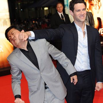 Die beiden Stars Ken Jeong und Justin Bartha scherzen auf dem Roten Teppich herum