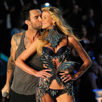 Adam Levine hat sich da wohl eine Scheibe bei Leo abgeschnitten - auch er datet vornehmlich Models 